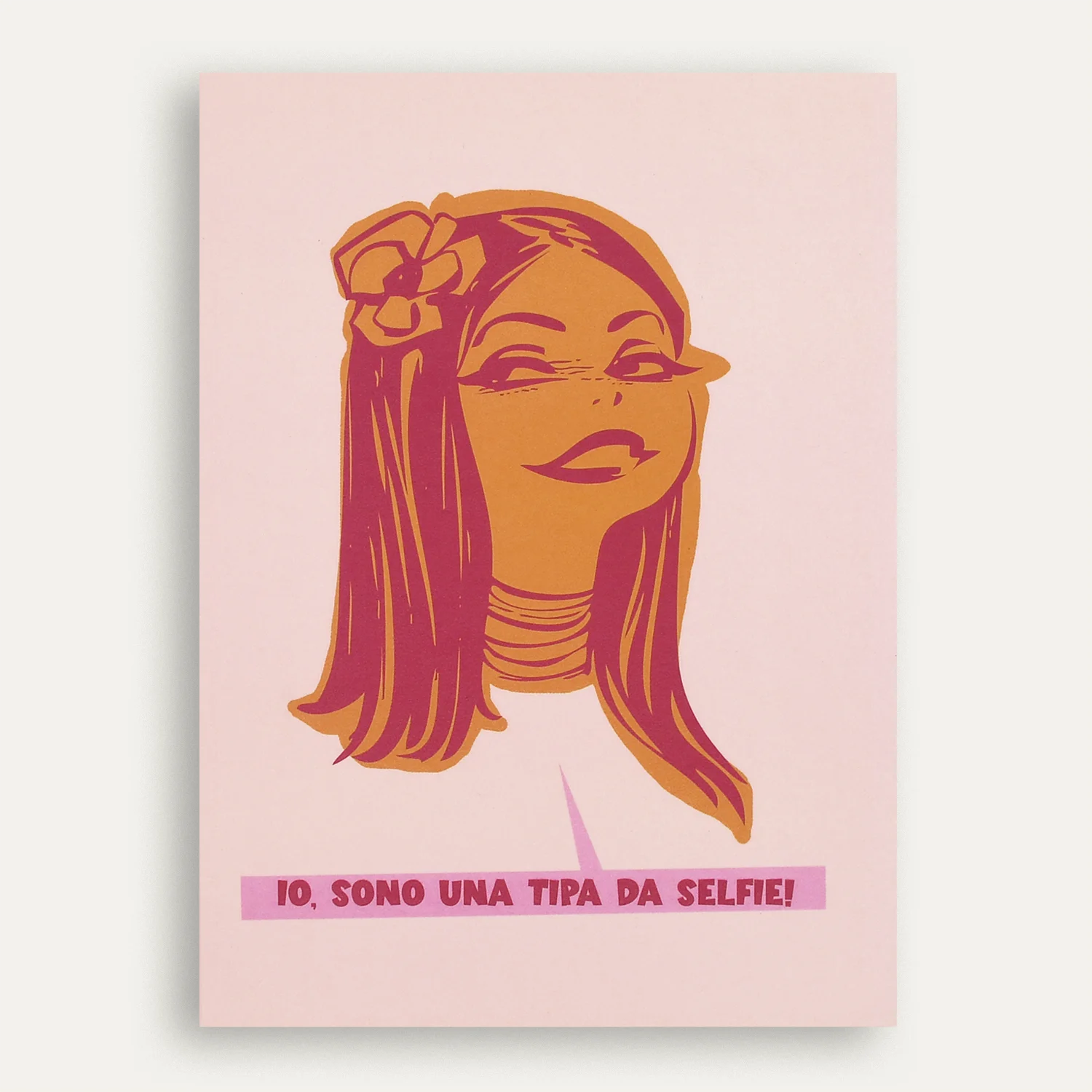 quaderno Anni ’50 Stephanie Still-life del Quaderno Stephanie con copertina rosa pallido e disegno vintage anni ’50 e scritta in magenta a stampatello ‘Io, sono una tipa da selfie!’