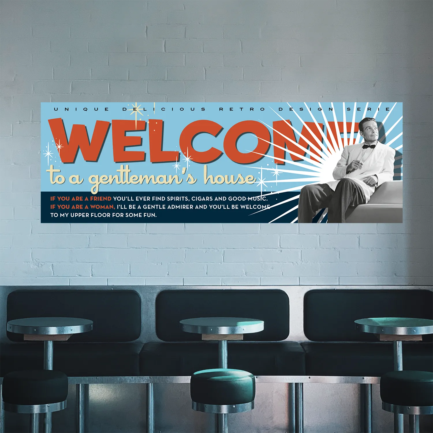Pann.Welcome_Vincent_amb-bar Foto ambientata in un fastfood che mostra su parete sopra i tavolini il Pannello decorativo Pannello decorativo azzurro Bachelor Signboard stile retrò anni ’50 versione con mezzobusto di Vincent in bianco e nero e scritta 'Welcome' a stampatello in rosso