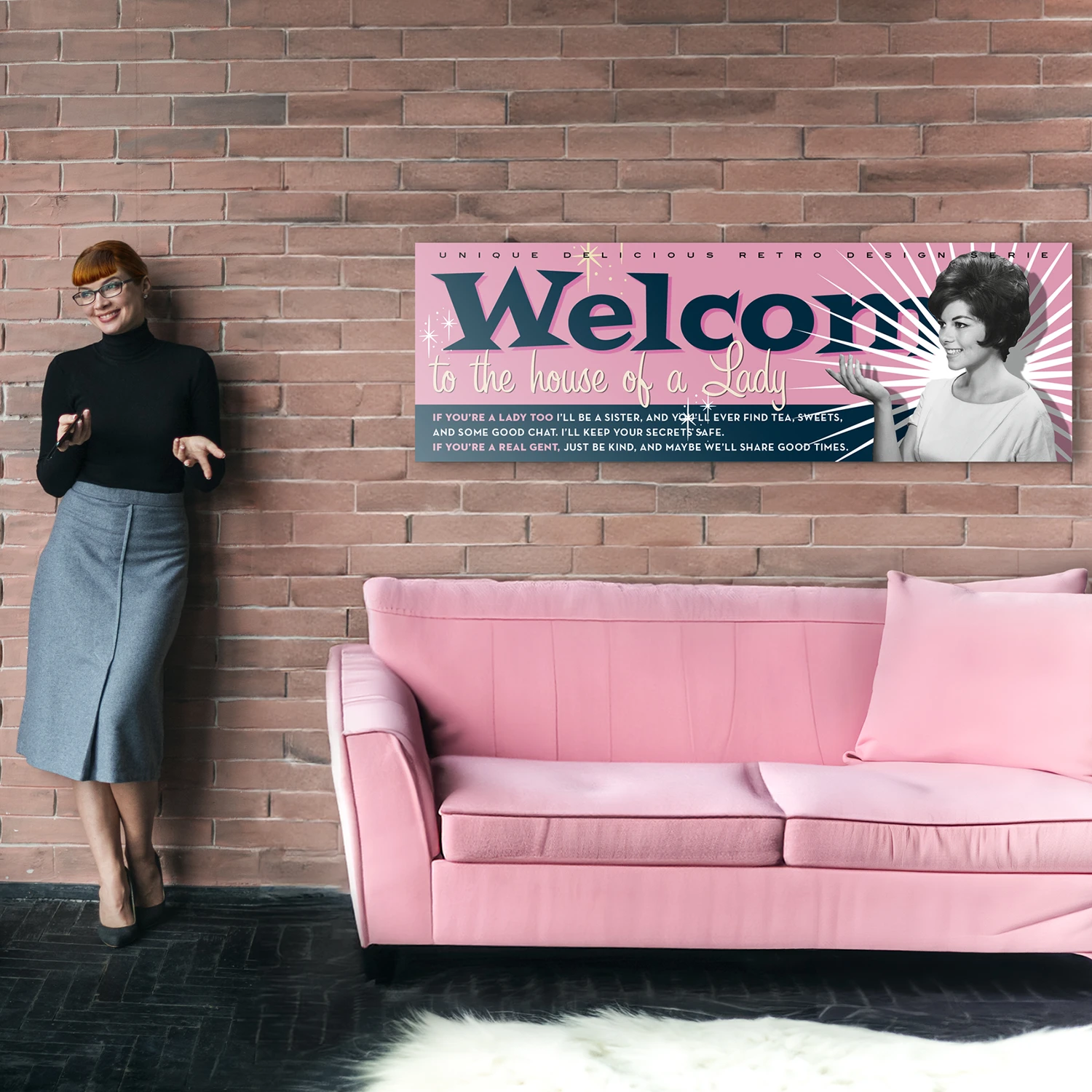 pannello Welcome Connie ambientazione Foto ambientata in casa che mostra su parete il Pannello decorativo Maiden Signboard vintage anni ’50 dallo sfondo rosa, scritta 'Welcome' in blu e icona femminile di Connie in bianco e nero