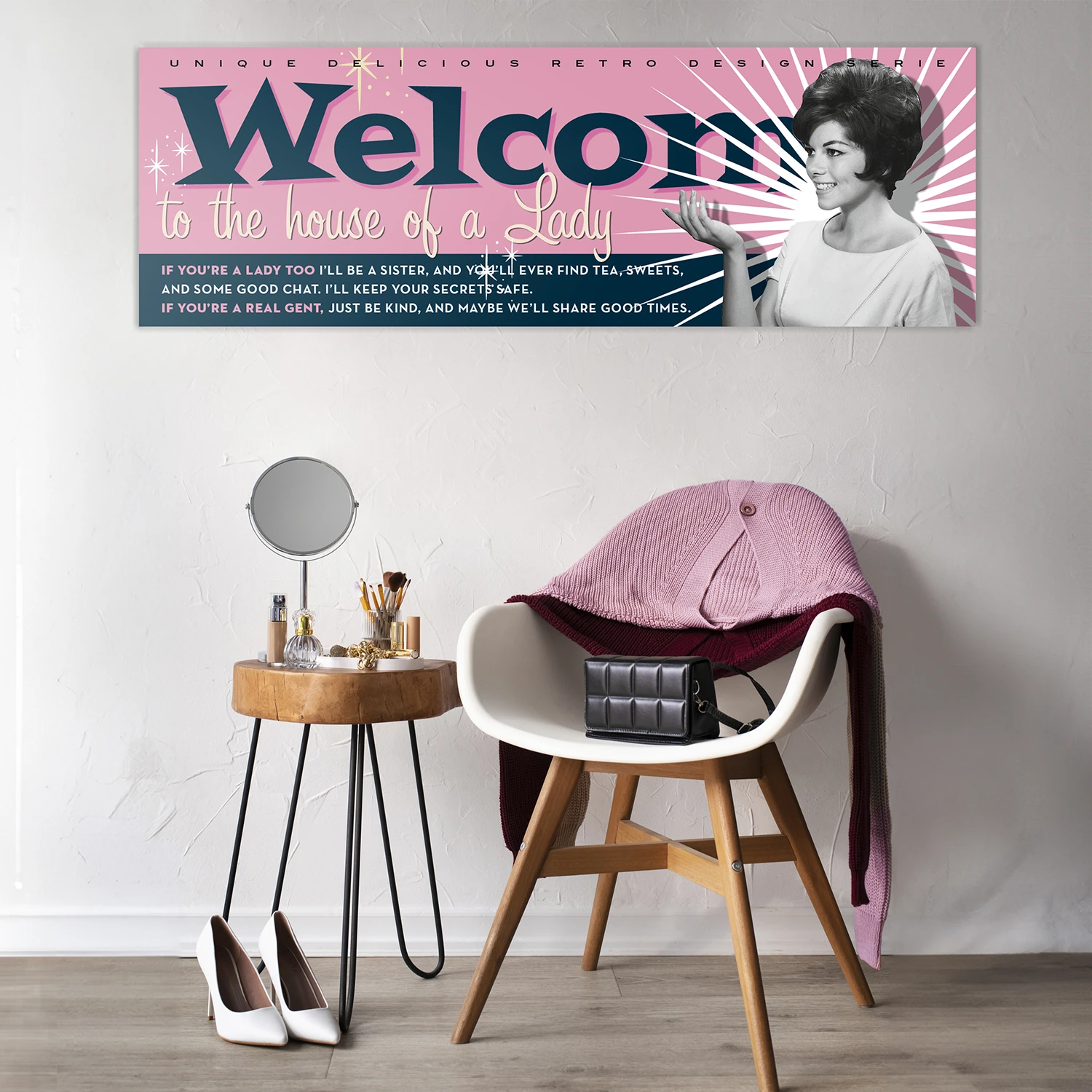pannello Welcome Connie ambientazione Foto ambientata in casa che mostra su parete il Pannello decorativo Maiden Signboard vintage anni ’50 dallo sfondo rosa, scritta 'Welcome' in blu e icona femminile di Connie in bianco e nero