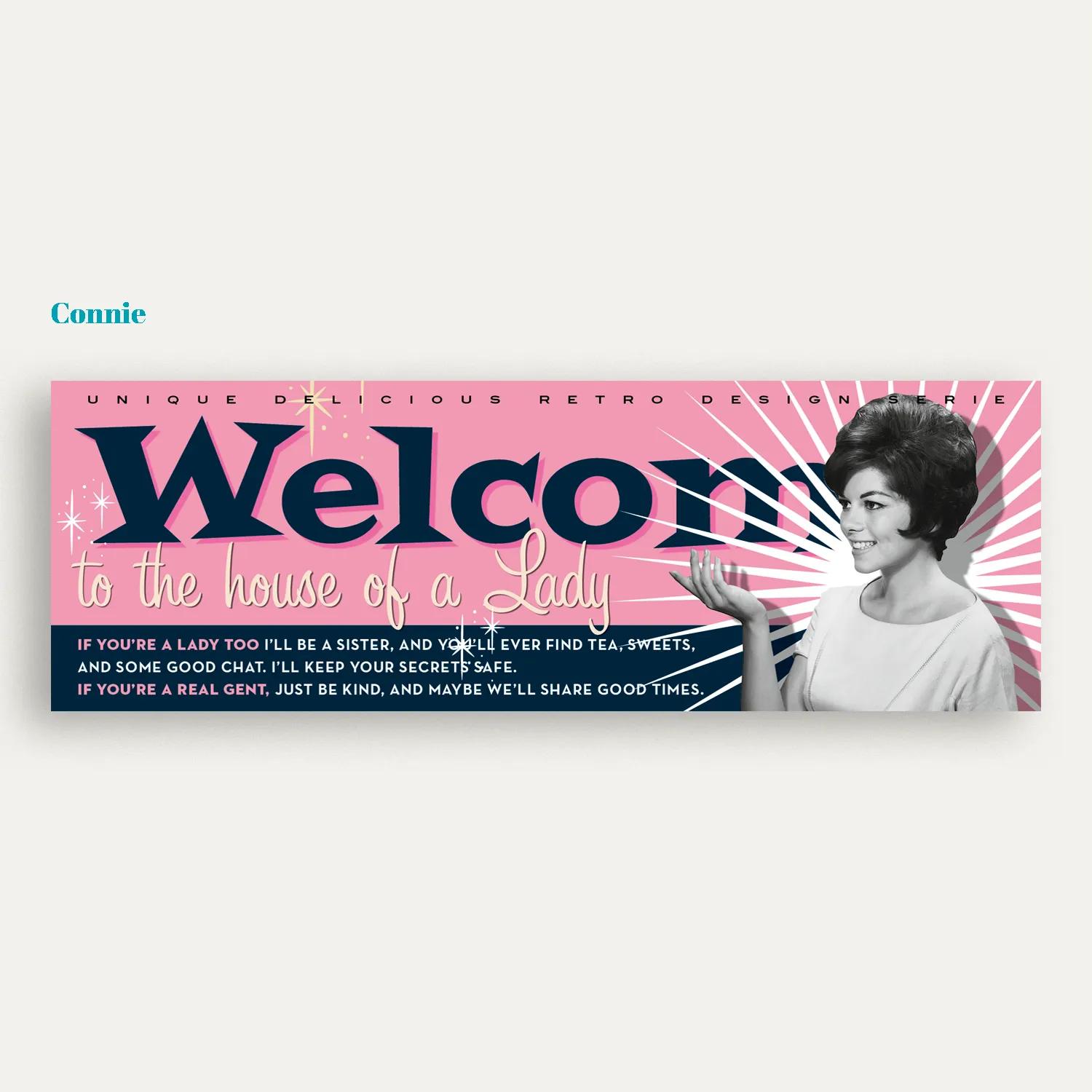 Signboard Connie 2 Still-life del Pannello decorativo Maiden Signboard vintage anni ’50 dallo sfondo rosa, scritta 'Welcome' in blu e icona femminile di Connie in bianco e nero