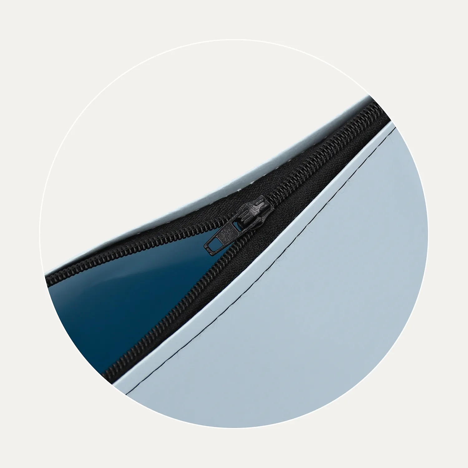 pochette Walden dettaglio Dettaglio fotografico della cerniera con zip nera della Pochette Walden realizzata in carta celeste 100% naturale