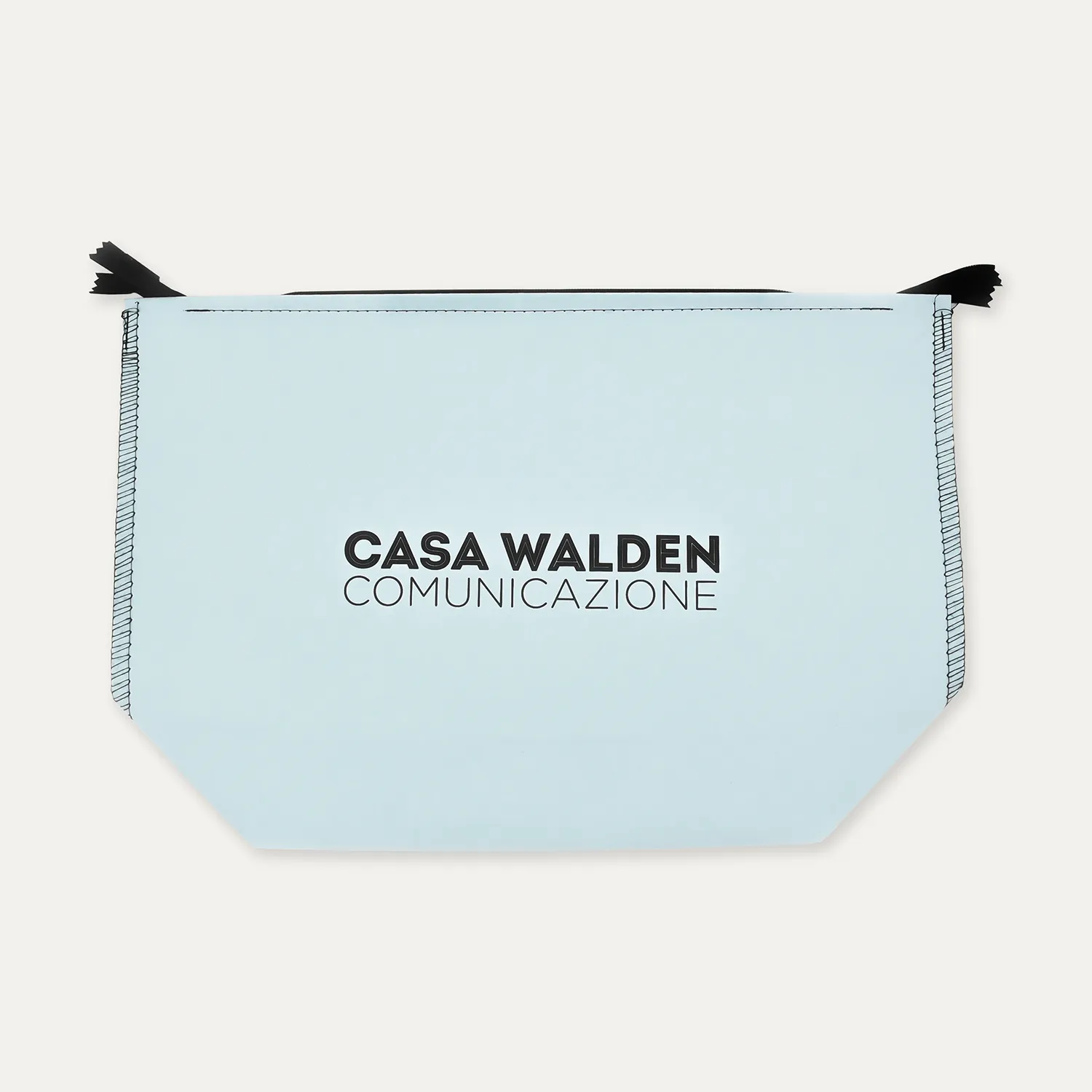 Pochette Casa Walden artigianale in carta 100% naturale 100% celeste con zip, cuciture e marchio Casa Walden Comunicazione in nero