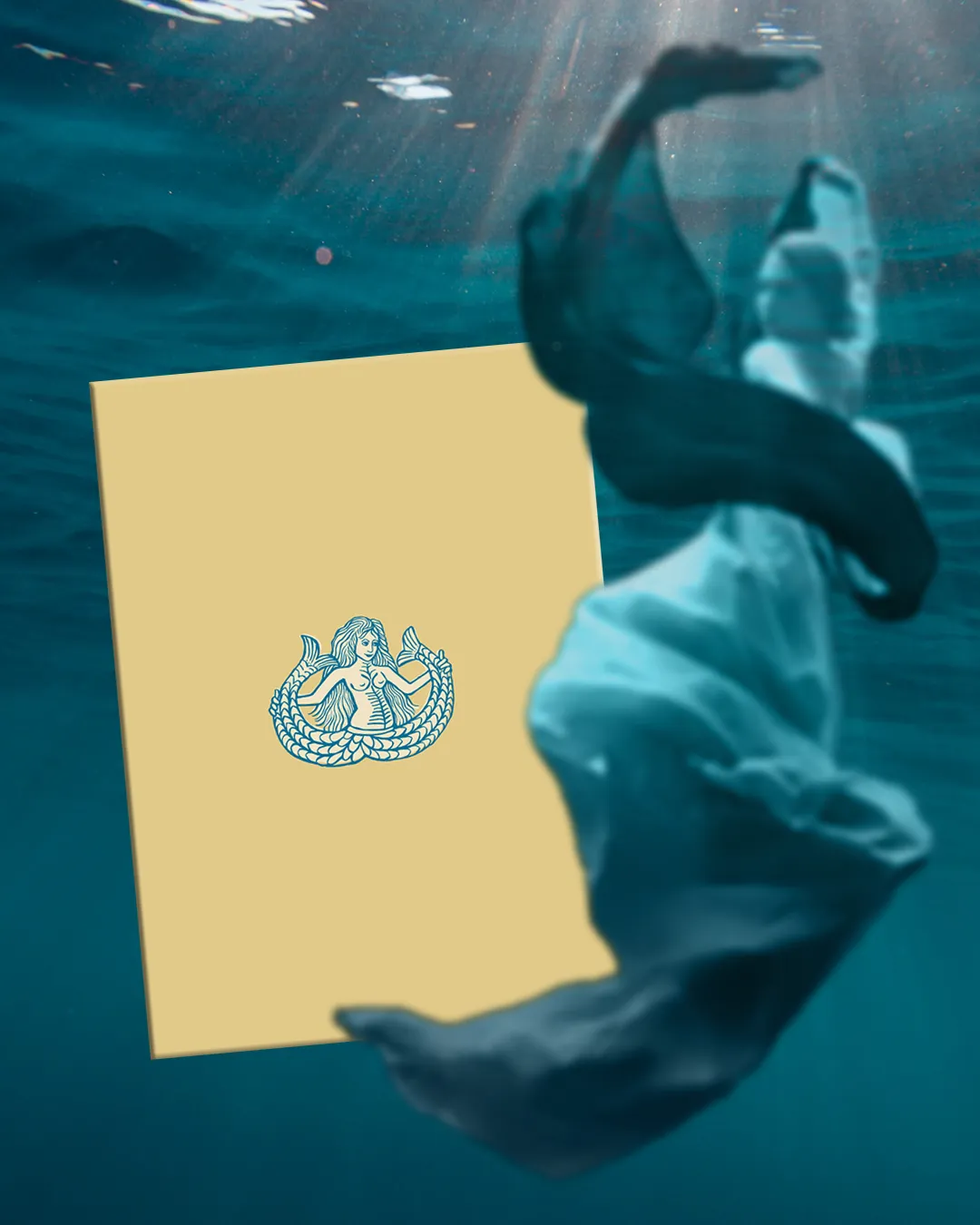Bundle Sirene 5 Foto ambientata negli abissi del Quaderno Ondina con copertina beige ispirata al mito della sirena bicaudata