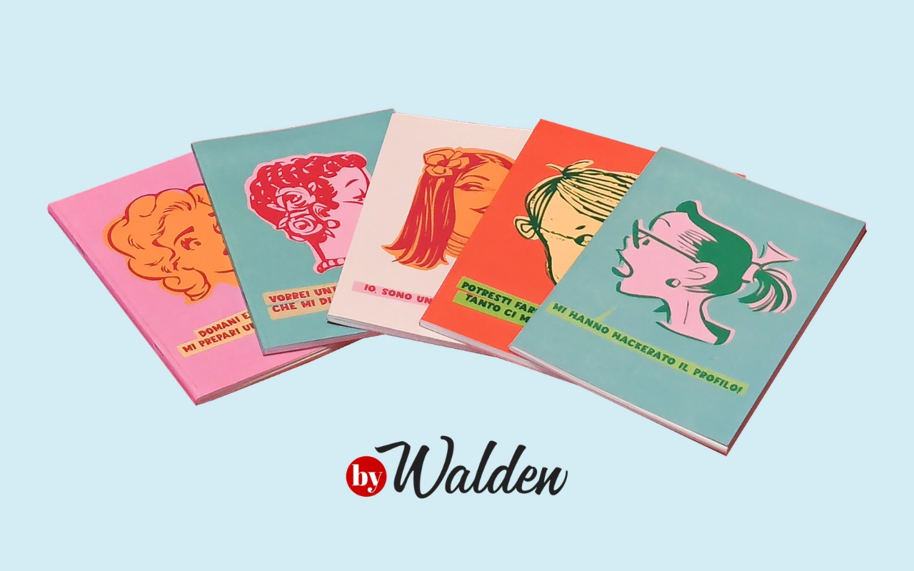 Quaderni unici in stile anni 50 della linea byWalden posti ordinatamente a ventaglio su un piano celeste
