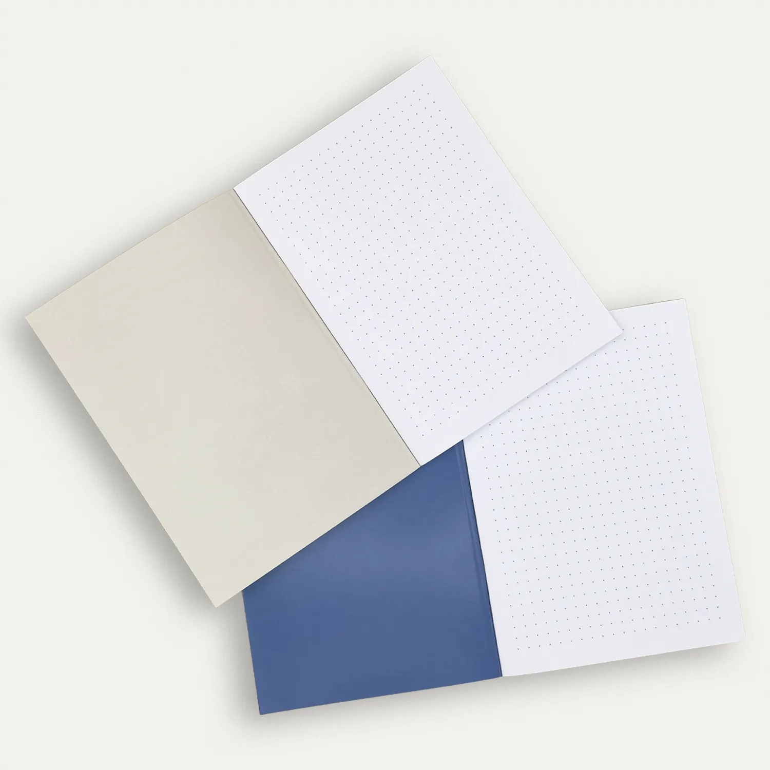 Quaderni Navigazione, puntinatura interna Quaderni della Collezione Navigazione con interno a lineatura puntinata azzurra.