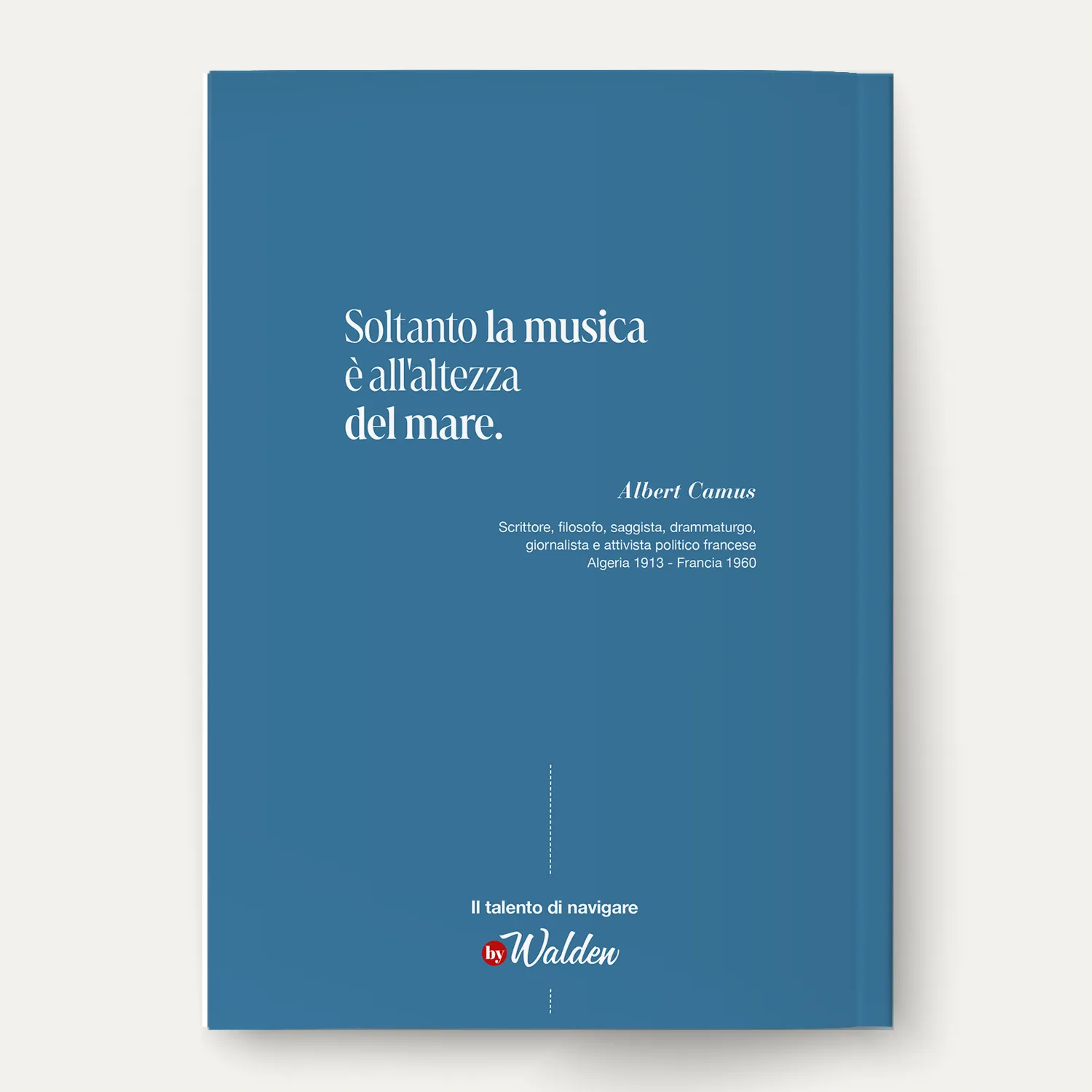 Quaderno Polpo retro, sabbia Retro del Quaderno Polpo dalla copertina blu con biografia e citazione in bianco di Albert Camus "Soltanto la musica è all'altezza del mare" e marchio 'byWalden' con payoff "Il talento di Navigare"