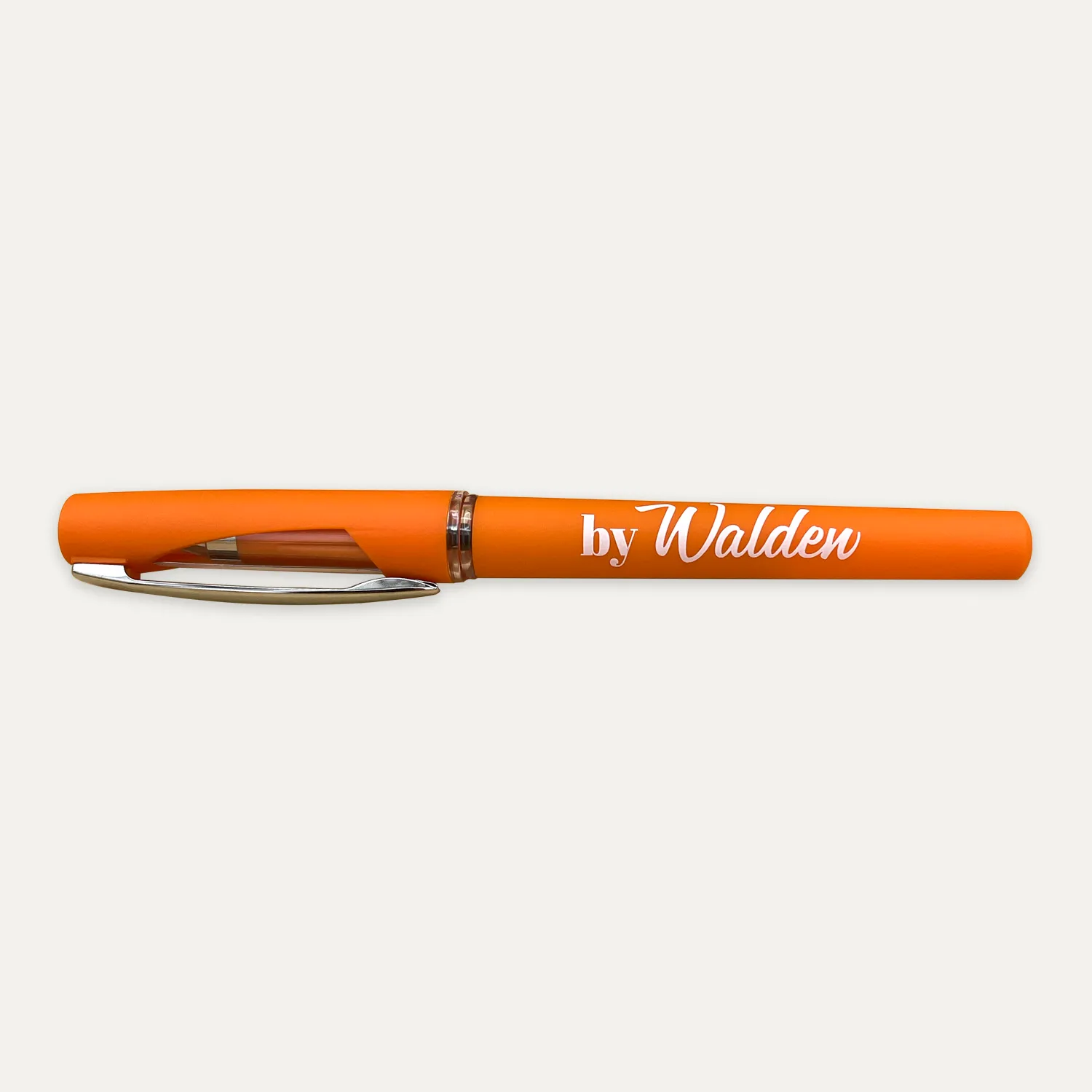 Penna By Walden, arancione Still-life della penna gel "Pop Pen" di colore arancio, con logo bianco 'byWalden', tappo protettivo con finestrella trasparente e clip metallica per aggancio