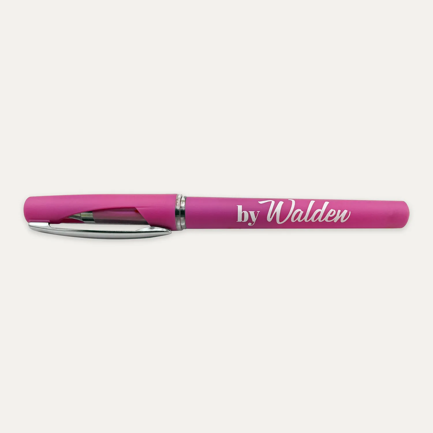 Penna By Walden, fucsia Still-life della penna gel "Pop Pen" di colore fucsia, con logo bianco 'byWalden', tappo protettivo con finestrella trasparente e clip metallica per aggancio