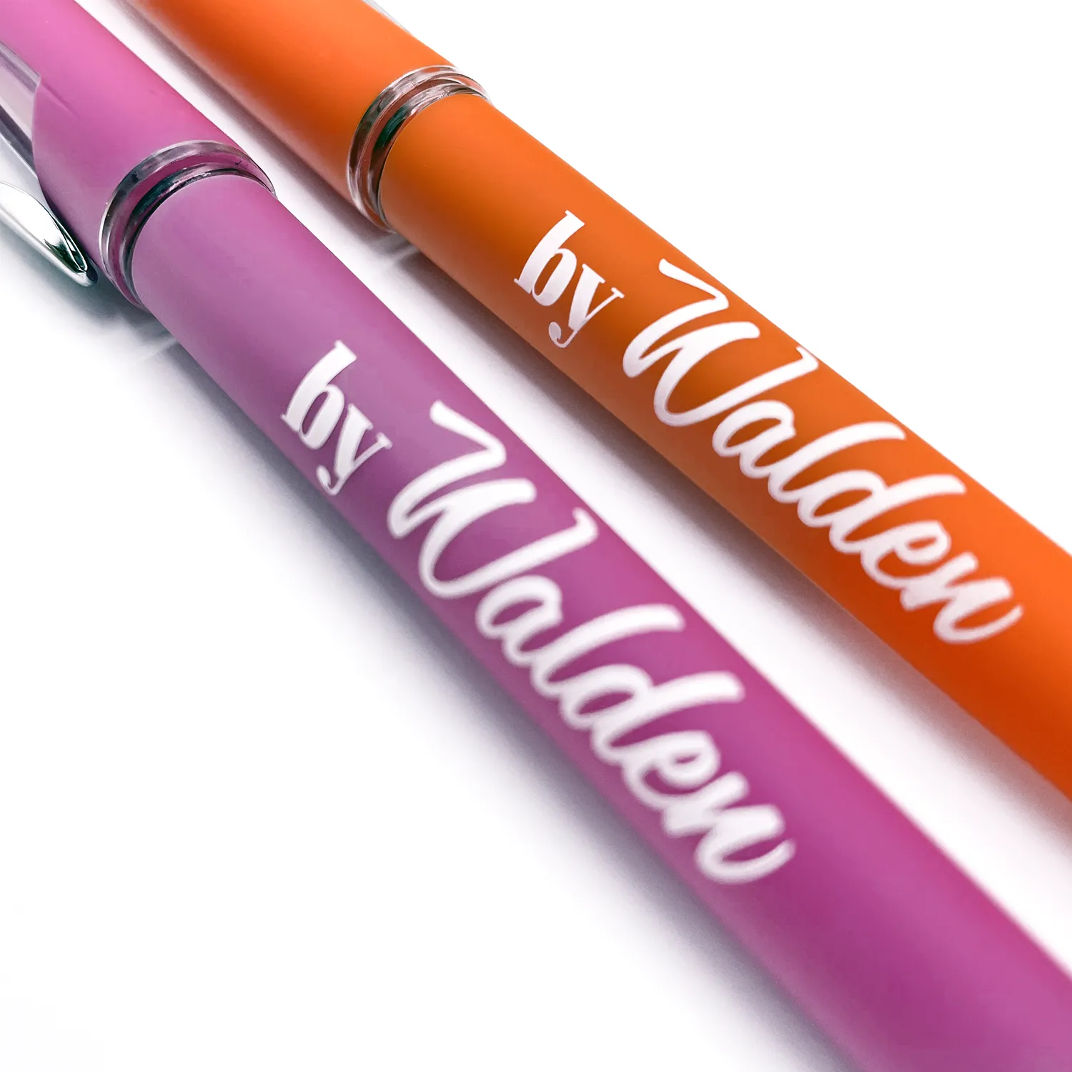 Penne By Walden, fucsia e arancione Particolare fotografico del logo bianco 'byWalden' riportato sulle due penne gel "Pop Pen" nei colori fucsia e arancio
