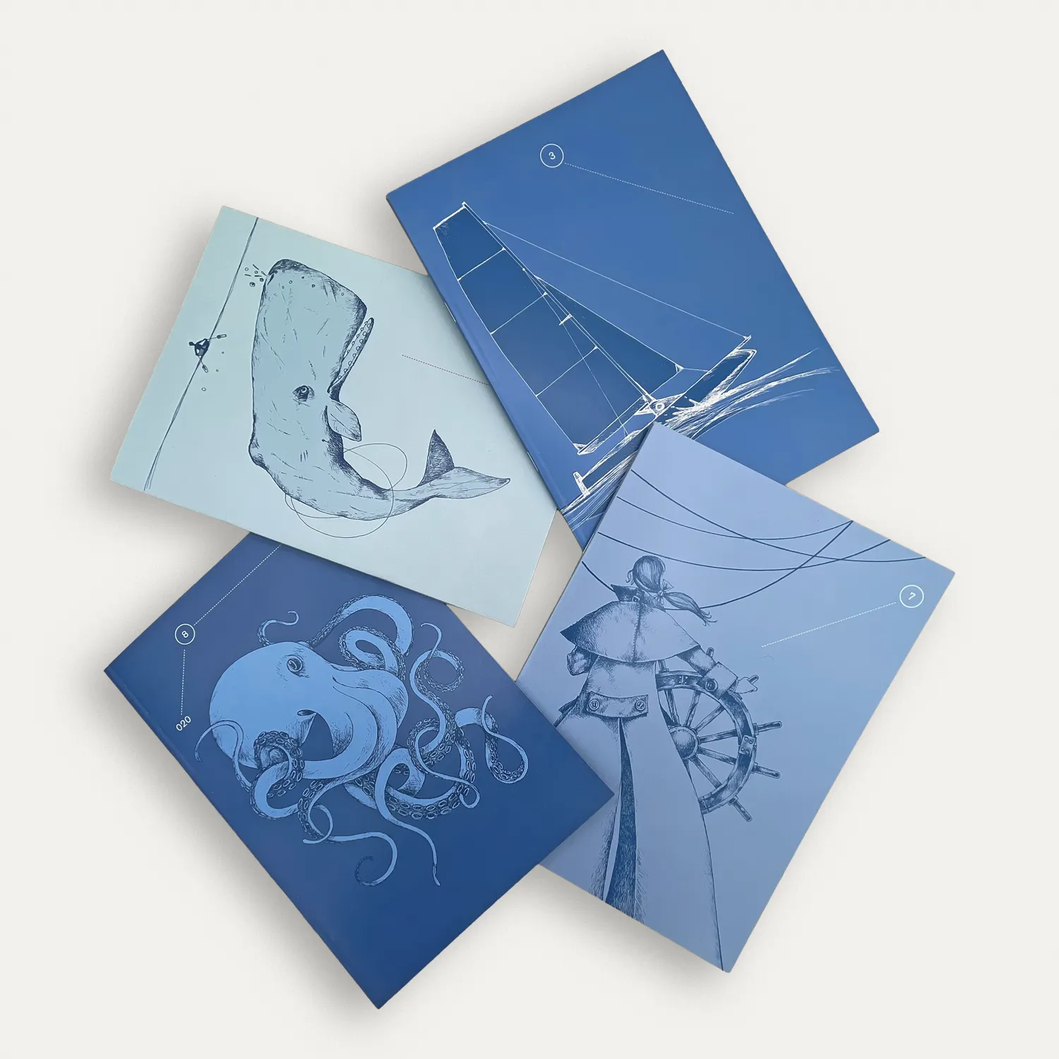 Quaderni Navigazione, copertine blu/azzurre Quattro quaderni Collezione Navigazione con copertine blu e azzurre, modelli Polpo, Balena, Alisei e Nocchiera.