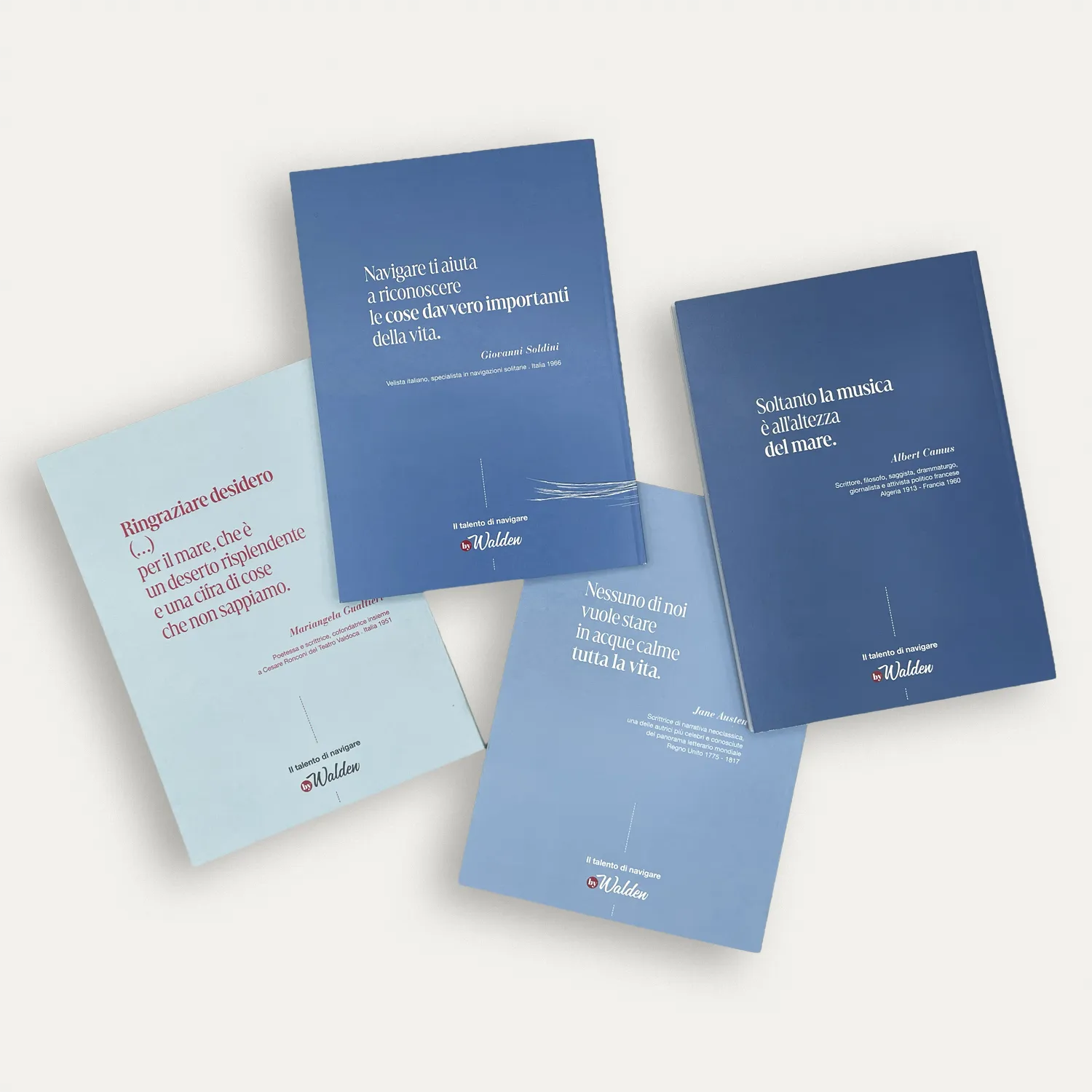 Quaderni Navigazione, retro copertine blu/azzurre Retro dei quattro quaderni Collezione Navigazione con copertine blu, biografie e citazioni.