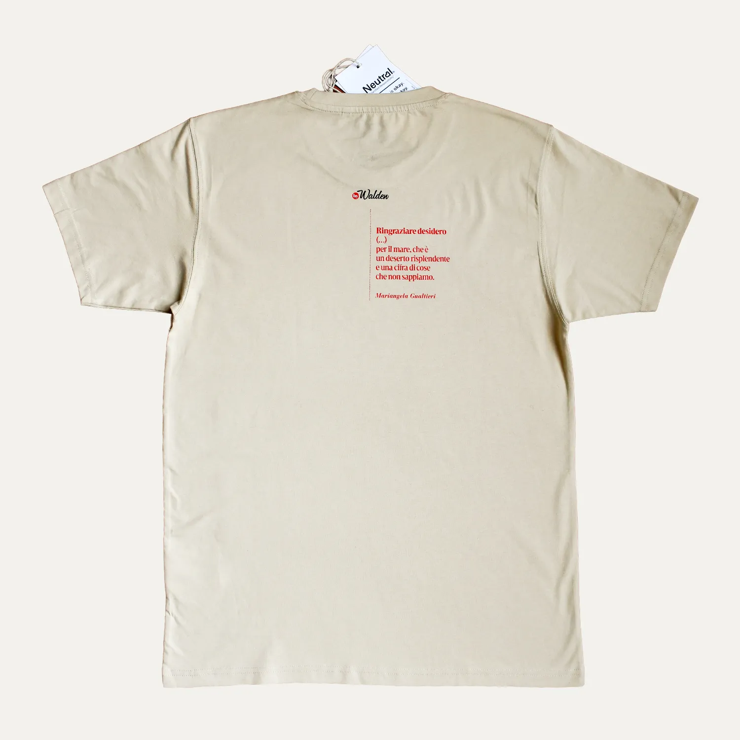 T-shirt, Collezione Navigazione, BALENA, retro, colore sabbia Still life di t-shirt Balena color sabbia Collezione Navigazione con citazione di Maringela Gualtieri sul retro.