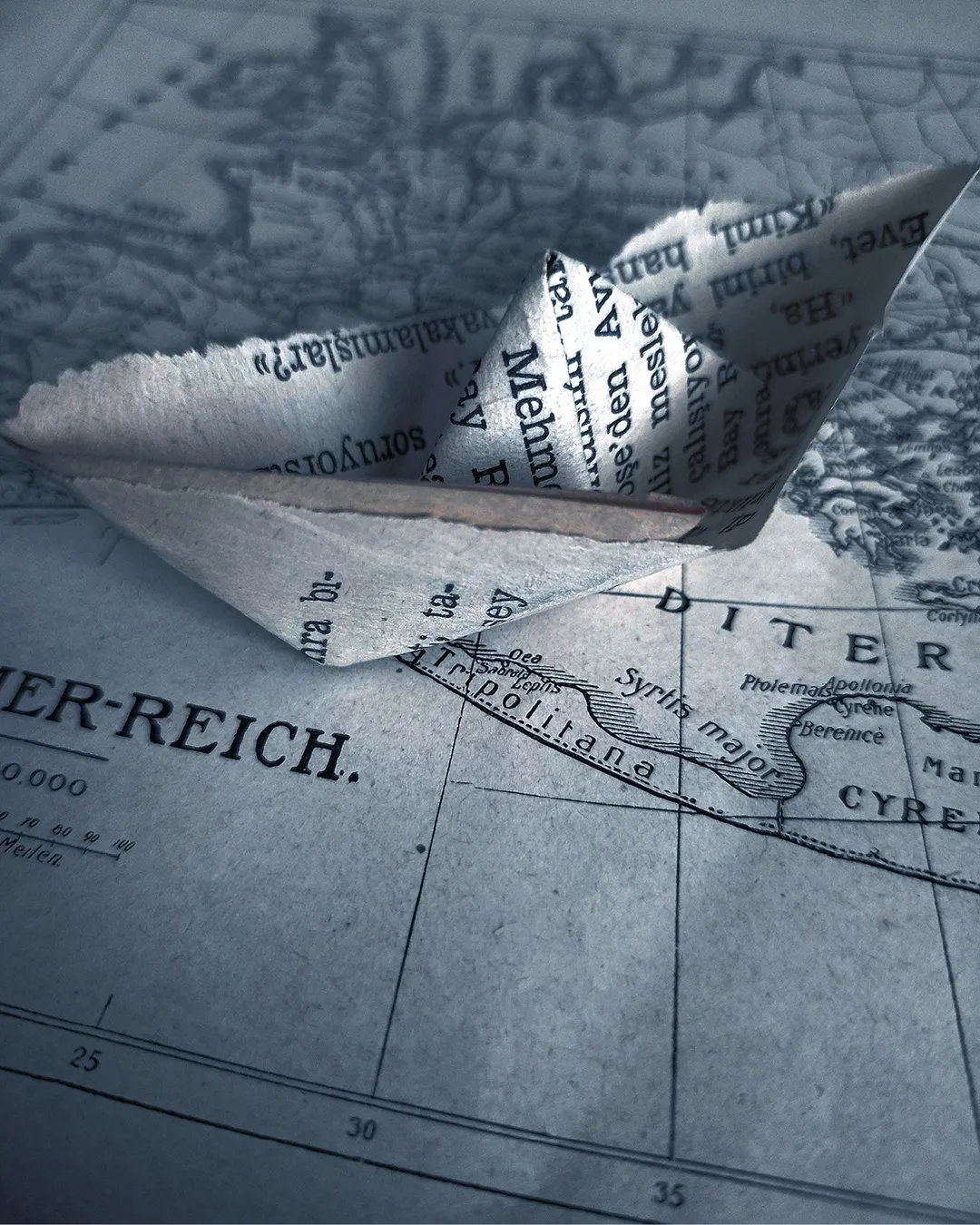 origami di una barchetta con foglio di giornale