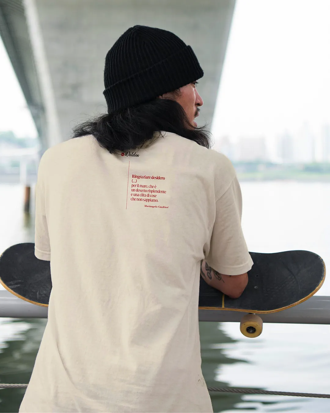 Ritratto fotografico di un ragazzo che indossa una T-shirt della linea Navigazione by Walden