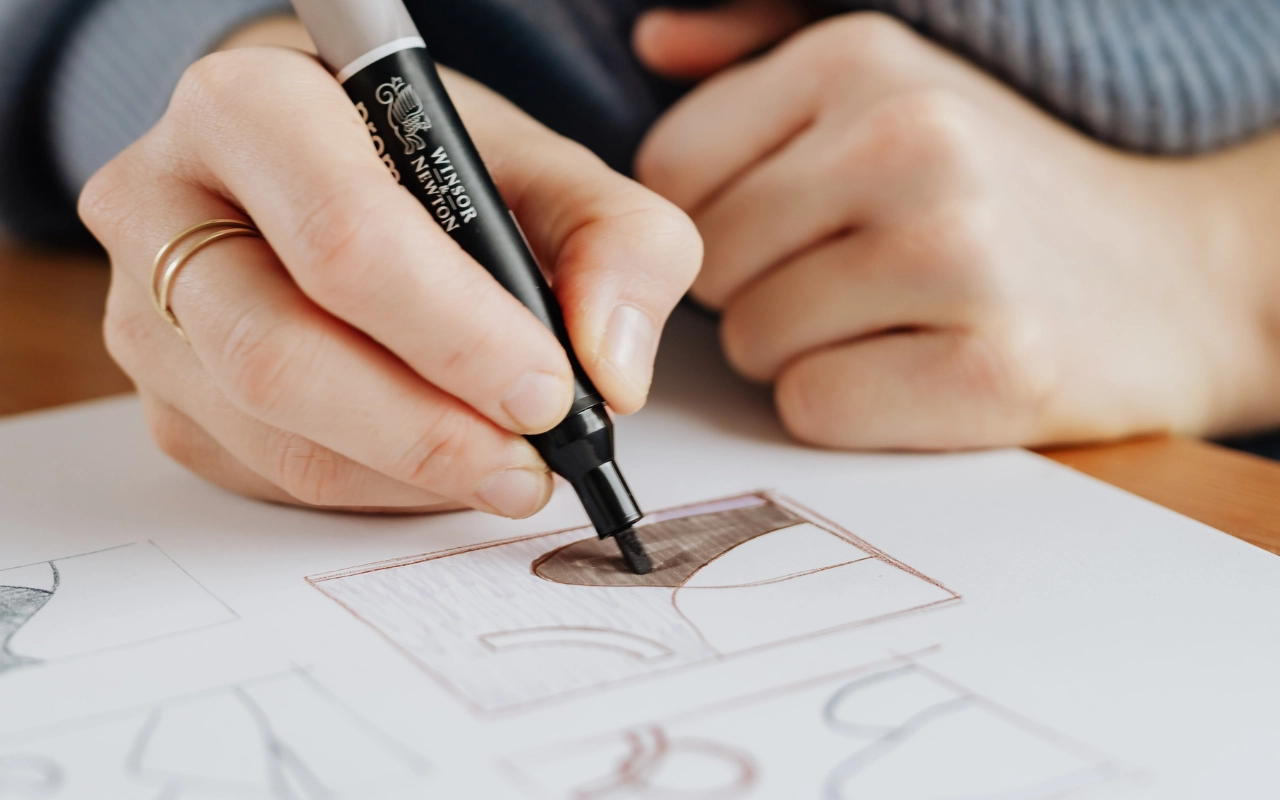 illustrare foto di mano che illustra con un pennarello nero su u foglio