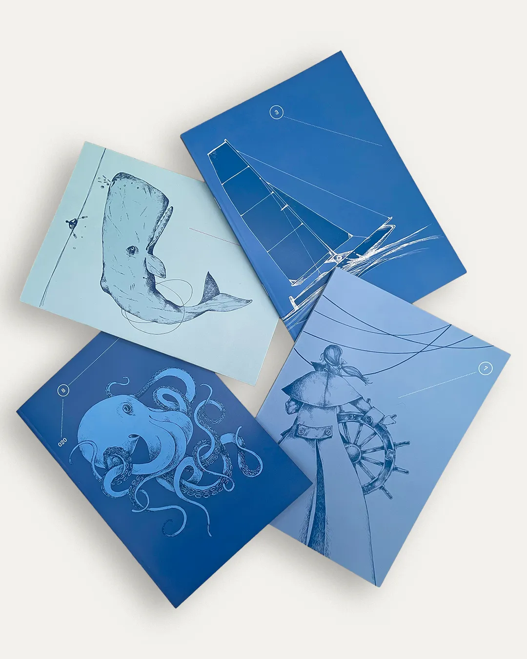 quaderniNavigazione_blu Quattro quaderni Collezione Navigazione con copertine blu e azzurre, modelli Polpo, Balena, Alisei e Nocchiera.