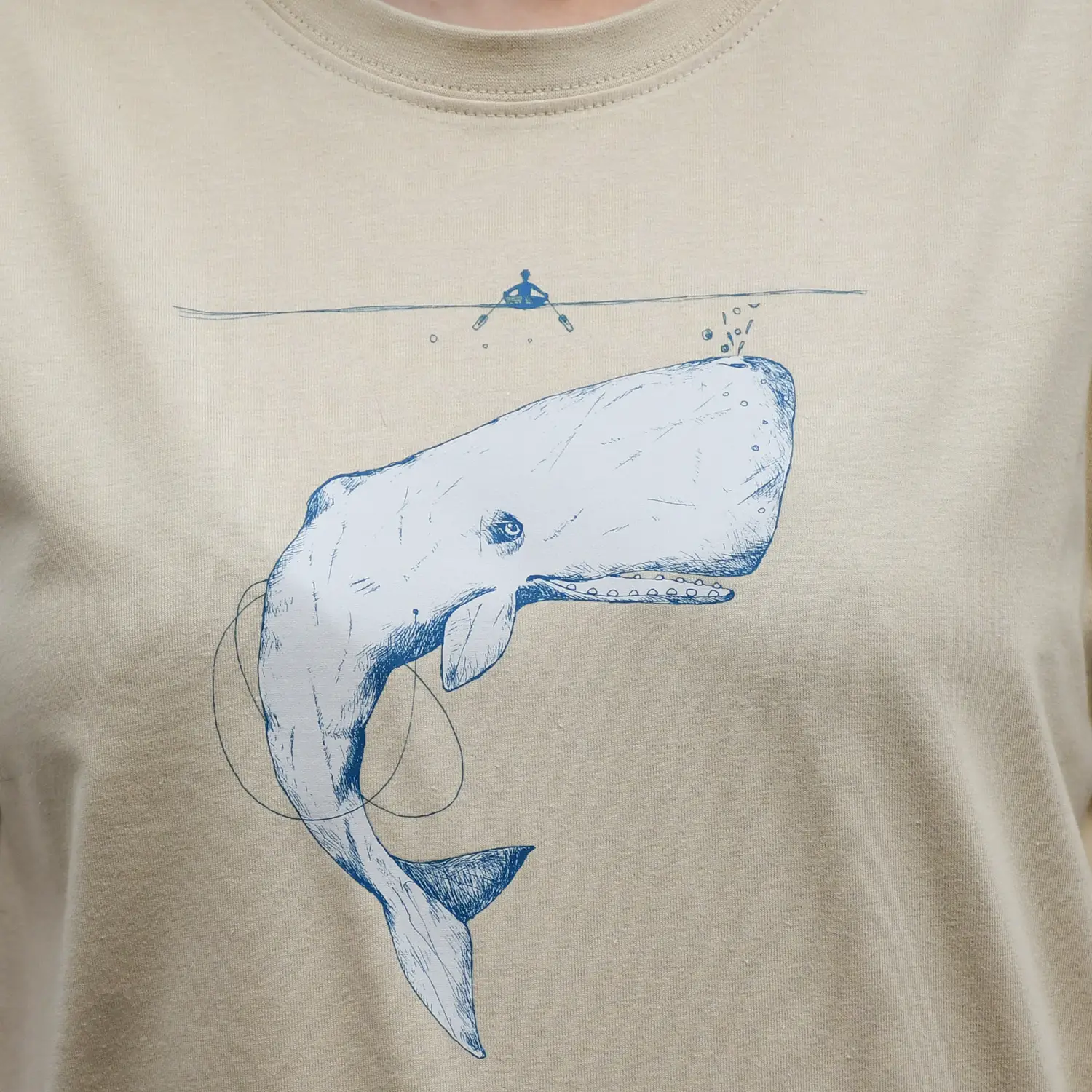 t-shirt Balena indossata Particolare t-shirt Balena color sabbia, indossata. Collezione Navigazione con illustrazione originale di capodoglio sul fronte.